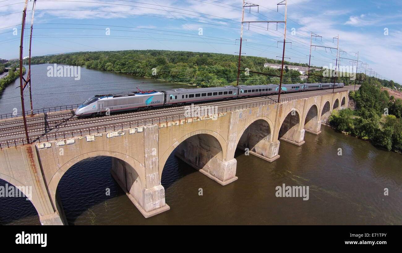 Luftaufnahme von Amtrak Acela-Express-Zug der Brücke Northeast Corridor über Raritan River, New Jersey. Stockfoto