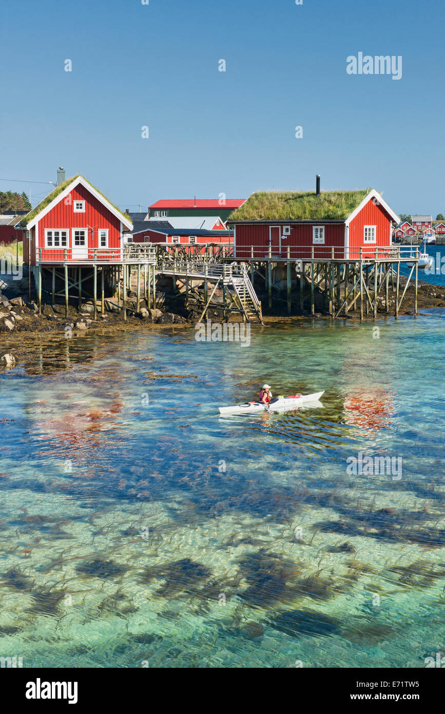 Kajak fahren die schönen Gewässern von den Reinefjord auf den Lofoten, Norwegen Stockfoto