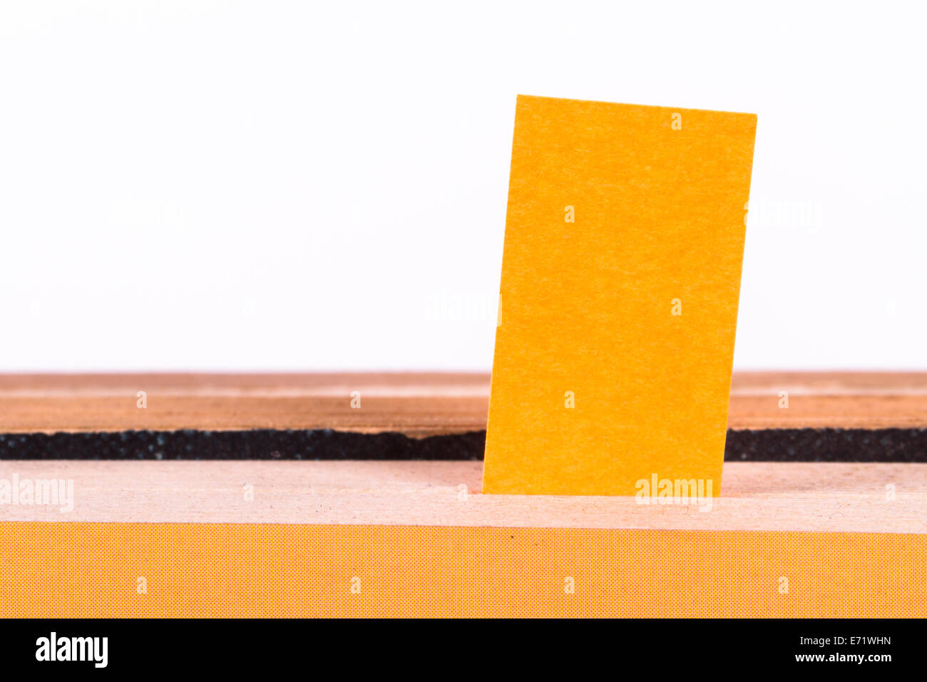 Gelben post-it Marker in Buch, Vorderansicht, isoliert auf weißem Hintergrund. Stockfoto