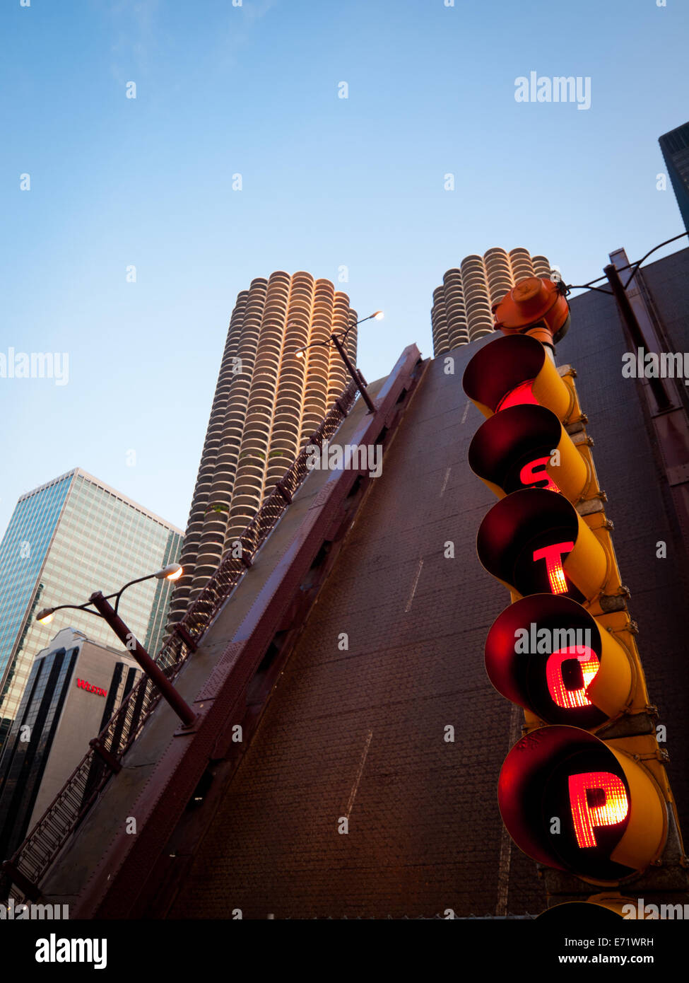 Ein Blick auf eine rote Ampel vor der erhöhten State Street Zugbrücke in Chicago, Illinois. Stockfoto