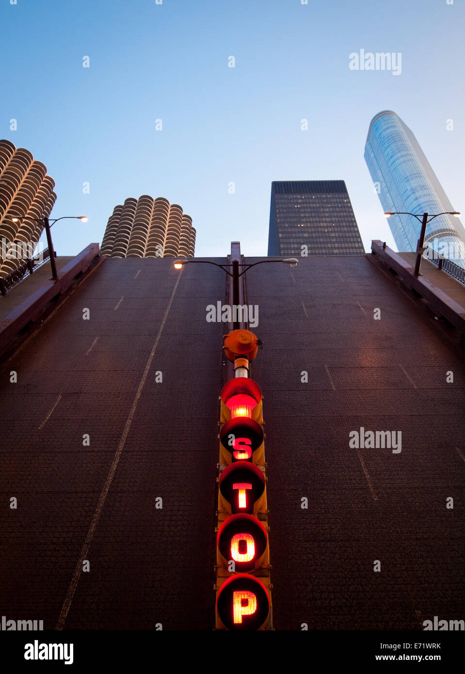 State Street Zugbrücke, aufgewachsen in Chicago.  Marina City Towers (AMA) IBM-Gebäude und Trump Tower Chicago im Hintergrund. Stockfoto