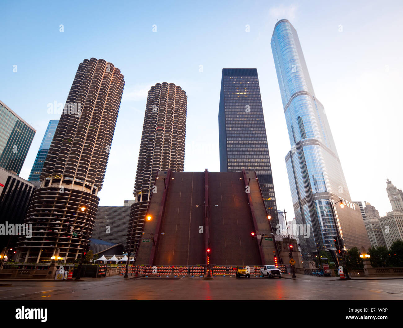 State Street Zugbrücke, aufgewachsen in Chicago.  Marina City Towers (AMA) IBM-Gebäude und Trump Tower Chicago im Hintergrund. Stockfoto
