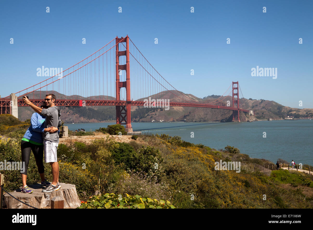 Paar nehmen Selfie mit der Golden Gate Bridge im Hintergrund, San Francisco, Kalifornien, USA. Stockfoto