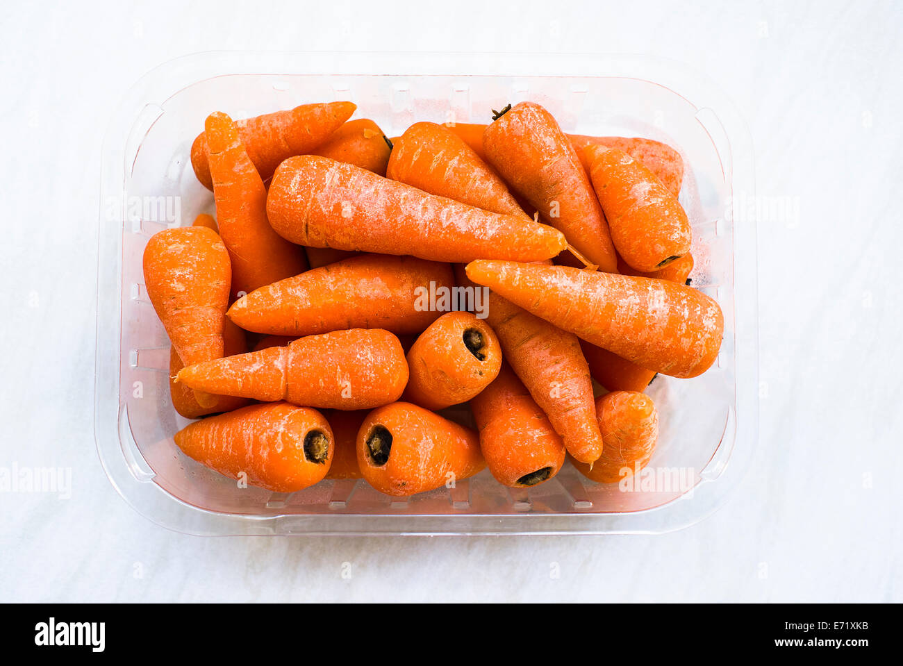 Paket von gewaschenen geschnittenen Karotten für den menschlichen Verzehr Stockfoto