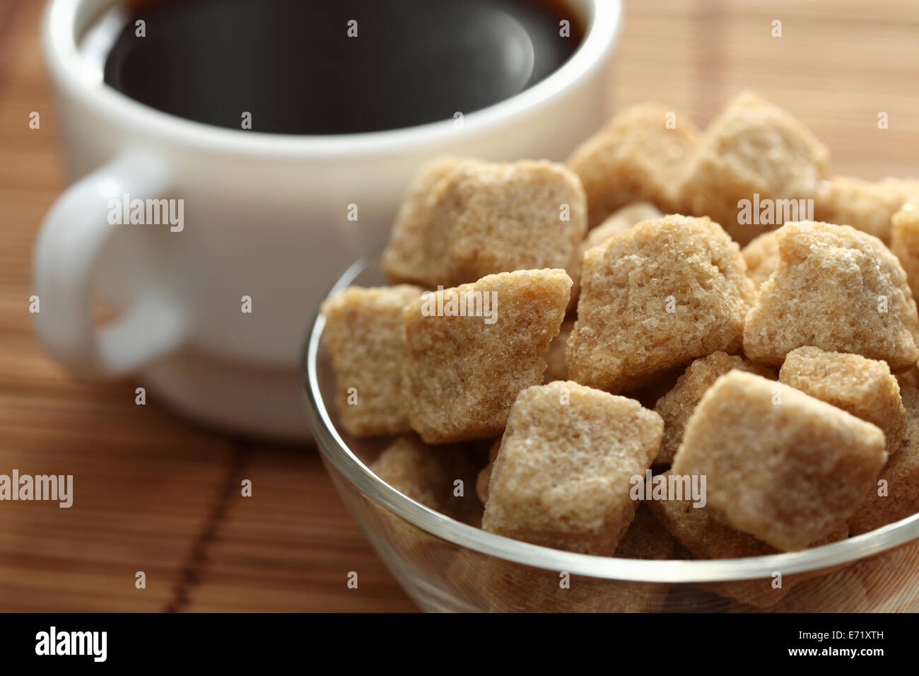 Tasse Kaffee und brauner Rohrzucker in einer Glasschüssel auf Bambus-Serviette. Geringe Schärfentiefe. Selektiven Fokus. Closeup. Stockfoto
