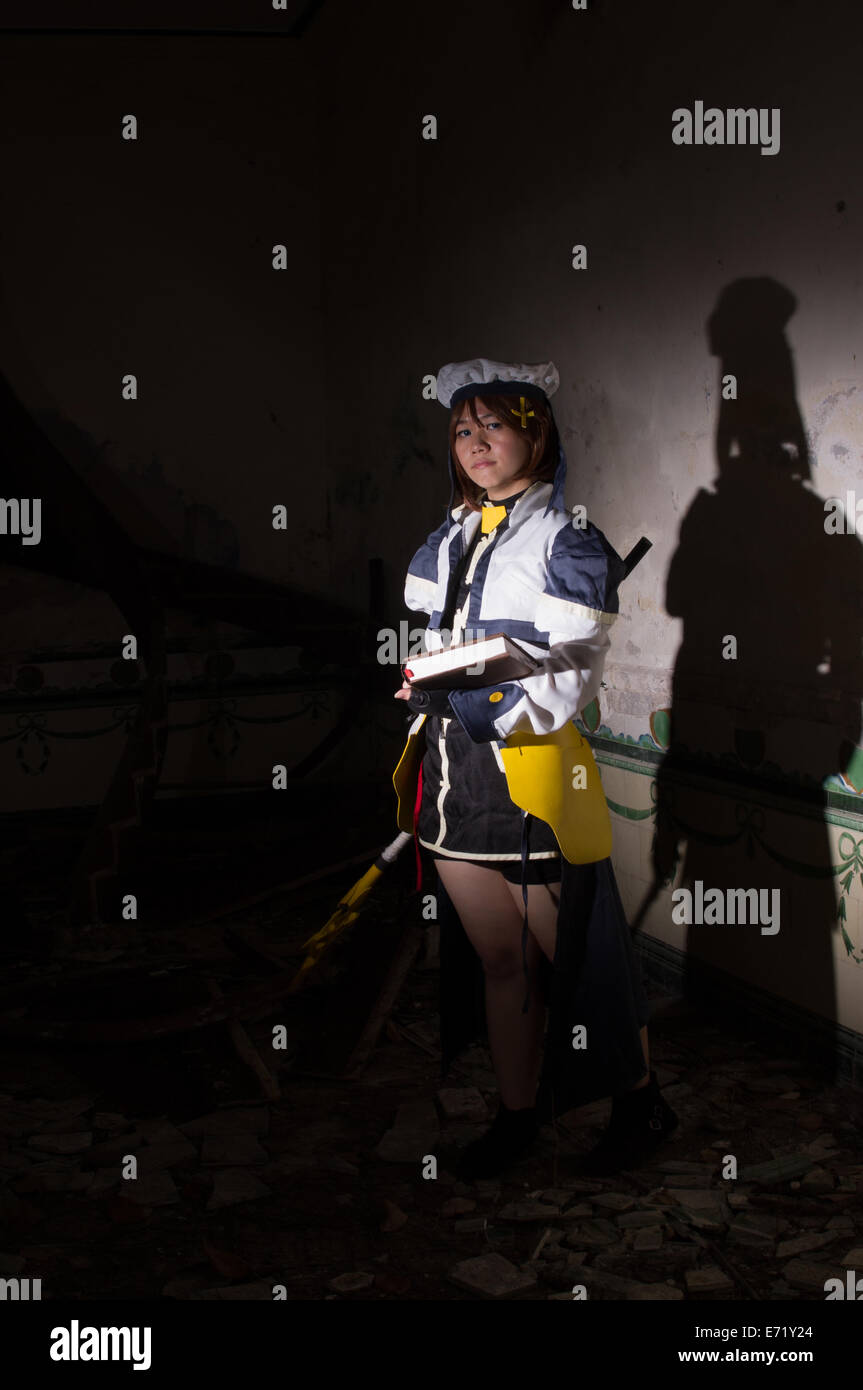 ein Cosplayer als Hayate Yagami aus Magical Girl Lyrical Nanoha Cosplay Stockfoto