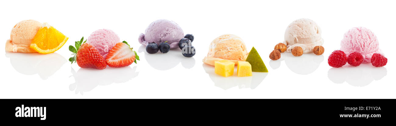 Reihe von sechs Eis und Sorbet Kugeln von verschiedenen Geschmacksrichtungen mit den Früchten, die sie abgeleitet sind, isoliert auf weißem Hintergrund Stockfoto