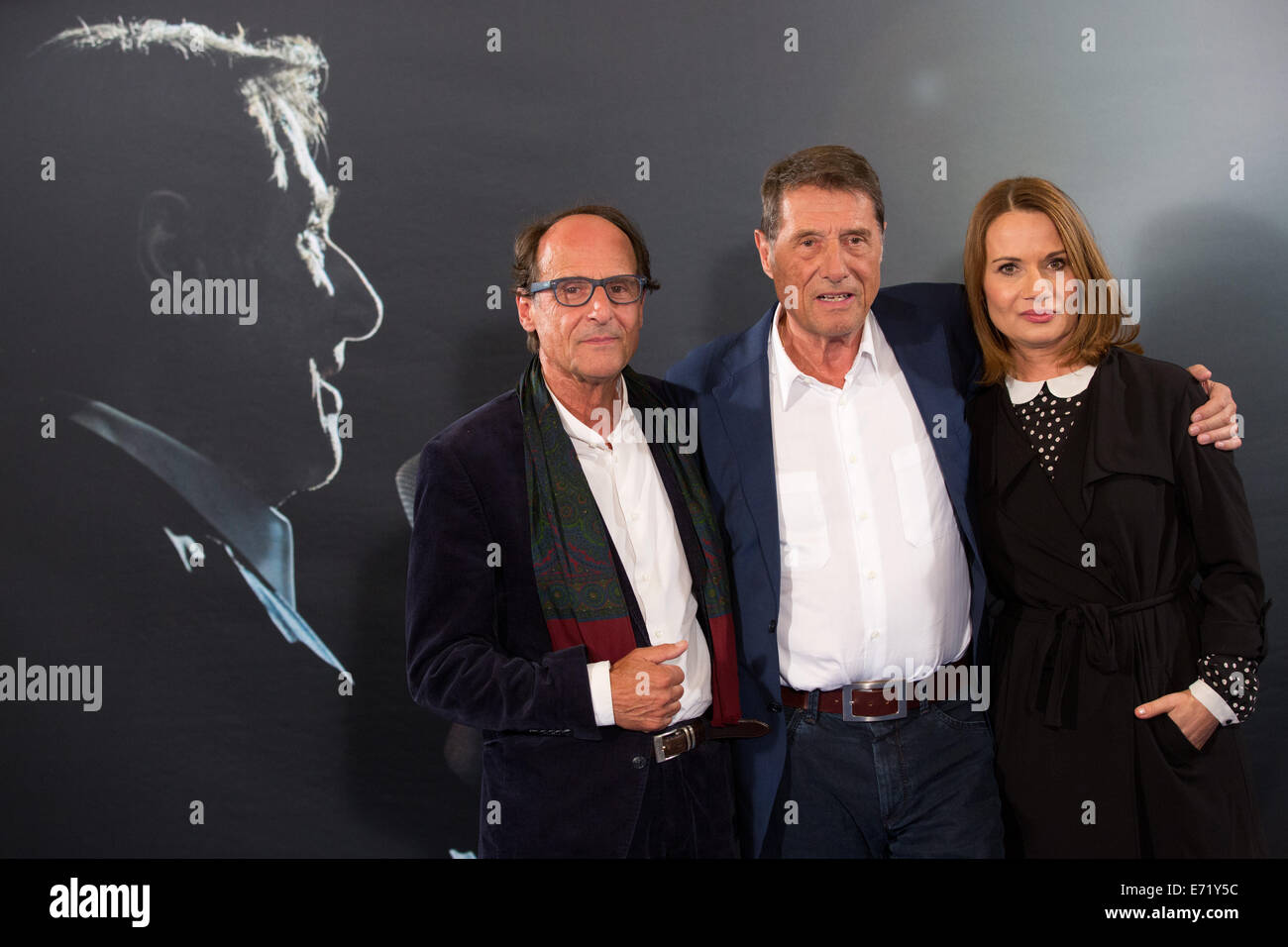 Hamburg, Deutschland. 02. Sep, 2014. Der Sänger Udo Jürgens stellt mit seiner Tochter Jenny Juergens und Bruder Manfred Bockelmann (L) stand eine Vorschau der ARD-Dokumentation "Der Mann, der Udo Jürgens ist" (lit.) "Der Mann namens Udo Jürgens") in Hamburg, Deutschland, 2. September 2014. Foto: Christian Charisius/Dpa/Alamy Live News Stockfoto