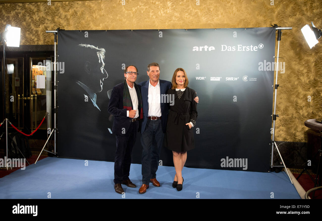 Hamburg, Deutschland. 02. Sep, 2014. Der Sänger Udo Jürgens stellt mit seiner Tochter Jenny Juergens und Bruder Manfred Bockelmann (L) stand eine Vorschau der ARD-Dokumentation "Der Mann, der Udo Jürgens ist" (lit.) "Der Mann namens Udo Jürgens") in Hamburg, Deutschland, 2. September 2014. Foto: Christian Charisius/Dpa/Alamy Live News Stockfoto