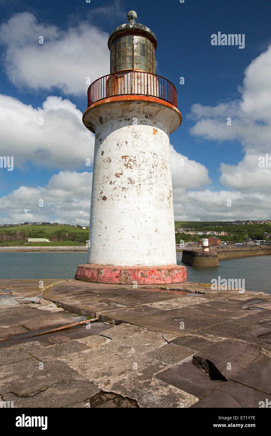 Historischen roten und weißen 19. Jahrhundert Leuchtturm auf Hafenmauer unter blauem Himmel an Küsten Stadt von Whitehaven in Cumbria, England Stockfoto