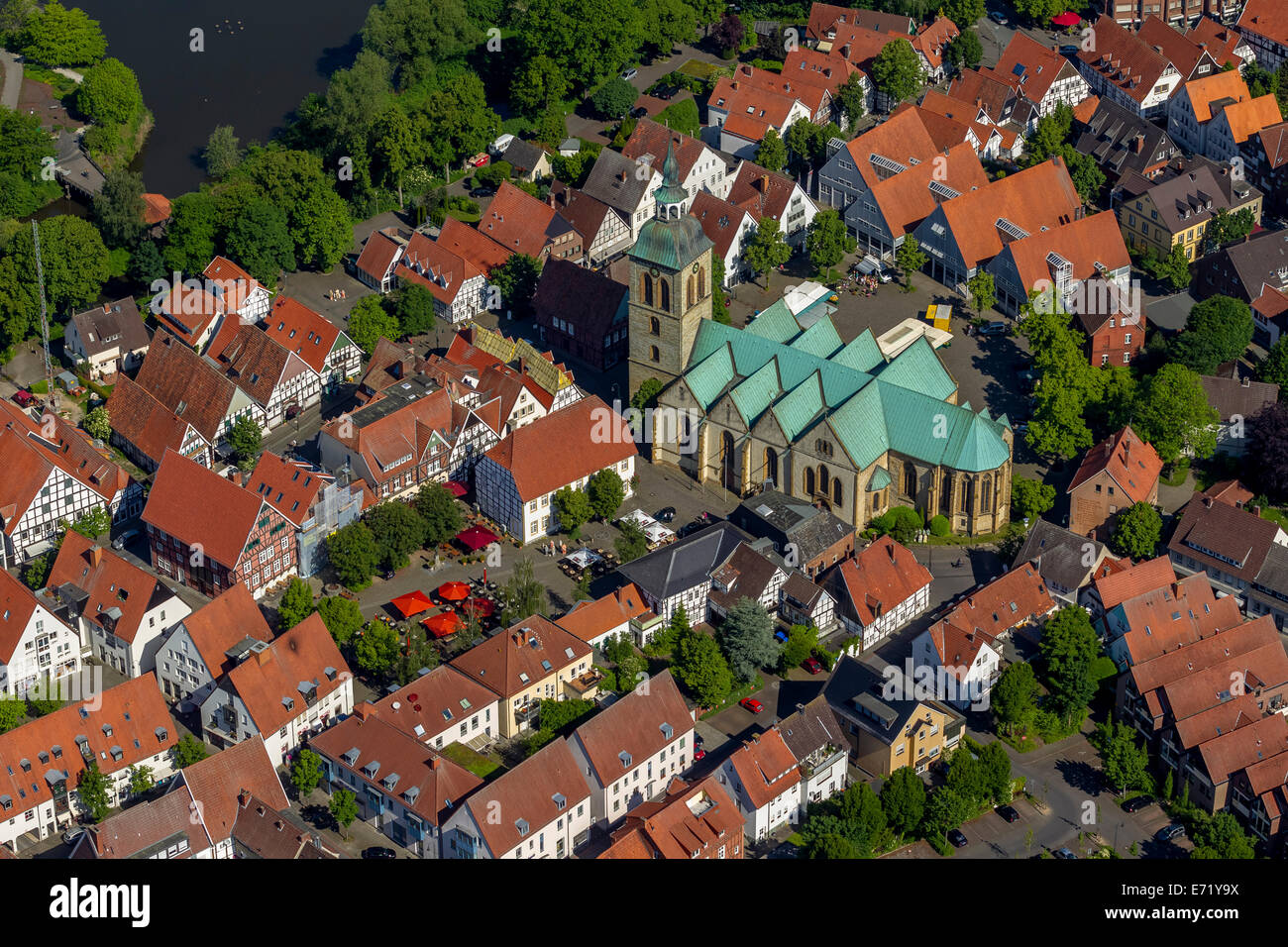 Luftbild der Altstadt von Wiedenbrück mit St. Aegidiuskirche Kirche und das Rathaus, Rheda-Wiedenbrück Stockfoto