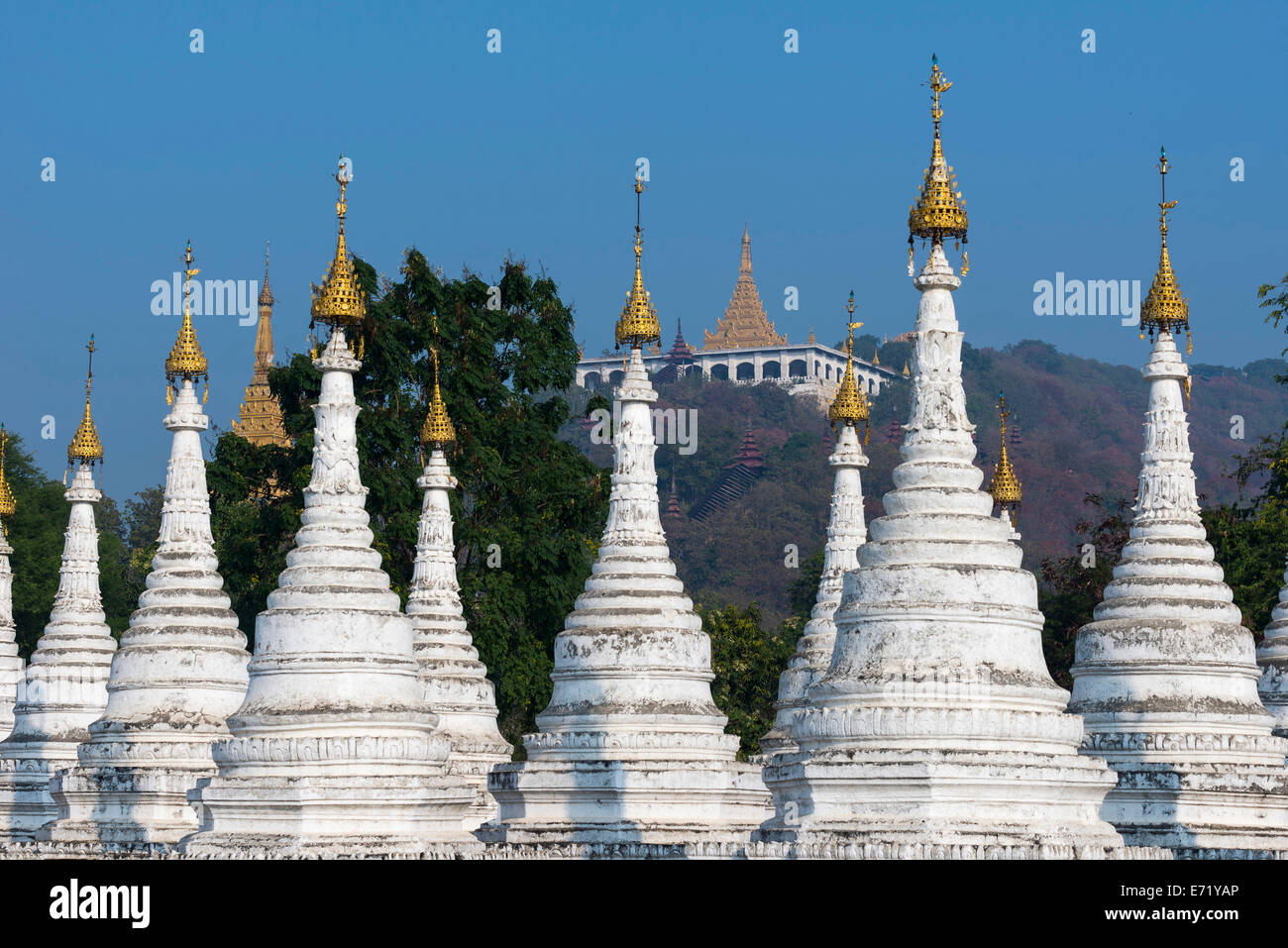 Atthakathä Chedis oder Stupas, Sandamuni Paya oder Sandamuni Pagode, Ansicht des Mandalay Hill, Tempelanlage in Mandalay Stockfoto
