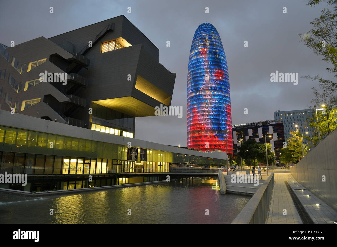Torre Agbar, Architekt Jean Nouvel, in der Abenddämmerung, Avinguda Diagonal, Barcelona, Katalonien, Spanien Stockfoto