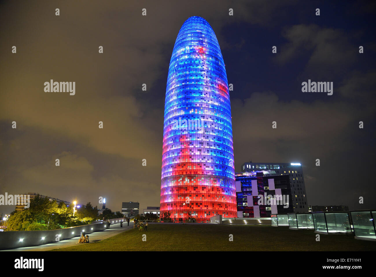 Torre Agbar, Architekt Jean Nouvel, in der Abenddämmerung, Avinguda Diagonal, Barcelona, Katalonien, Spanien Stockfoto
