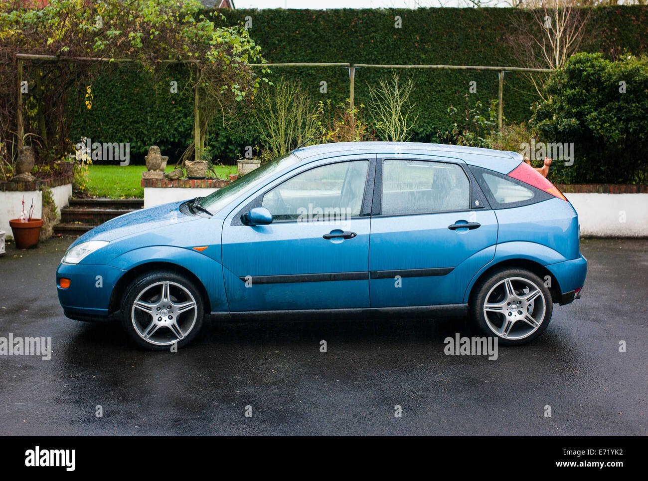 Blauer Ford Focus in Seitenansicht Stockfoto