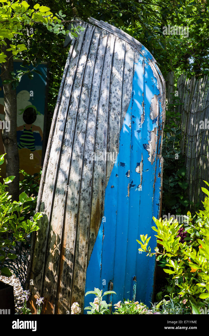 Alte open kleines Boot als Funktion in dem kleinen Garten von recycelten Objekte in Großbritannien Stockfoto