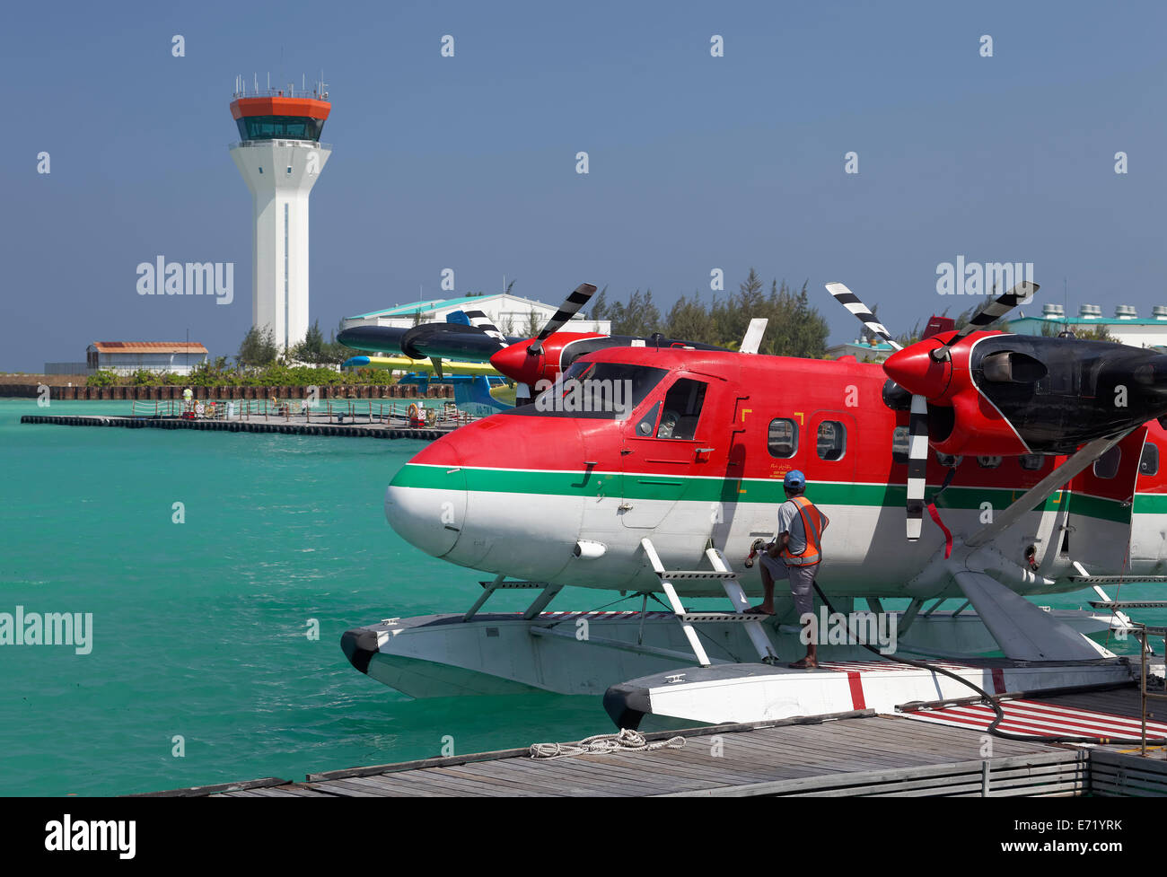 Wasserflugzeug wird betankt, De Havilland Canada DHC-6 Twin Otter, Turm, Malé International Airport, Hulhulé, Malediven Stockfoto