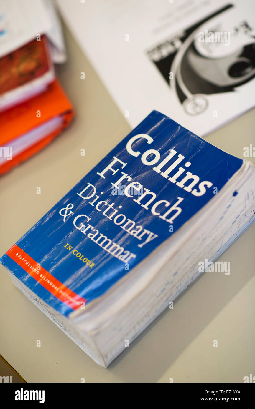 Sekundarstufe II Wales UK - Französisch Wörterbuch und Grammatik Lehrbuch in einem Klassenzimmer Stockfoto