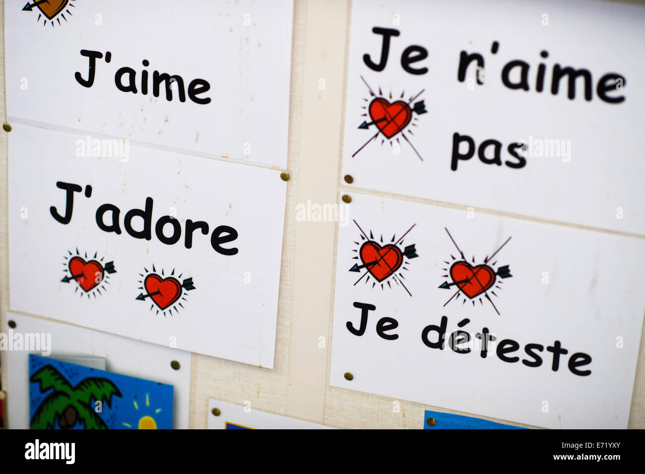 Sekundarstufe II Wales UK - Französisch Verben auf Karten an Klassenzimmer Wand geschrieben Stockfoto