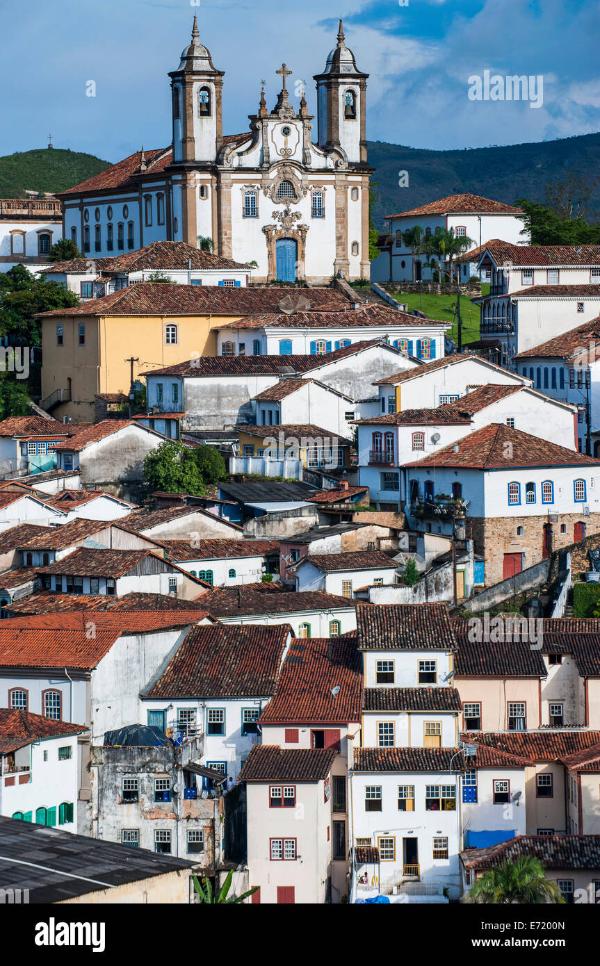 Stadtbild von Ouro Preto, UNESCO-Weltkulturerbe mit Igreja Nossa Senhora do Carmo Kirche, Minas Gerais, Brasilien Stockfoto