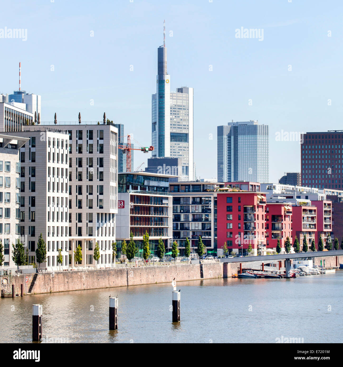 Wohnhaus mit Luxuswohnungen im Frankfurter Westhafen, Commerzbank-Tower auf der Rückseite, Frankfurt Am Main, Hessen Stockfoto