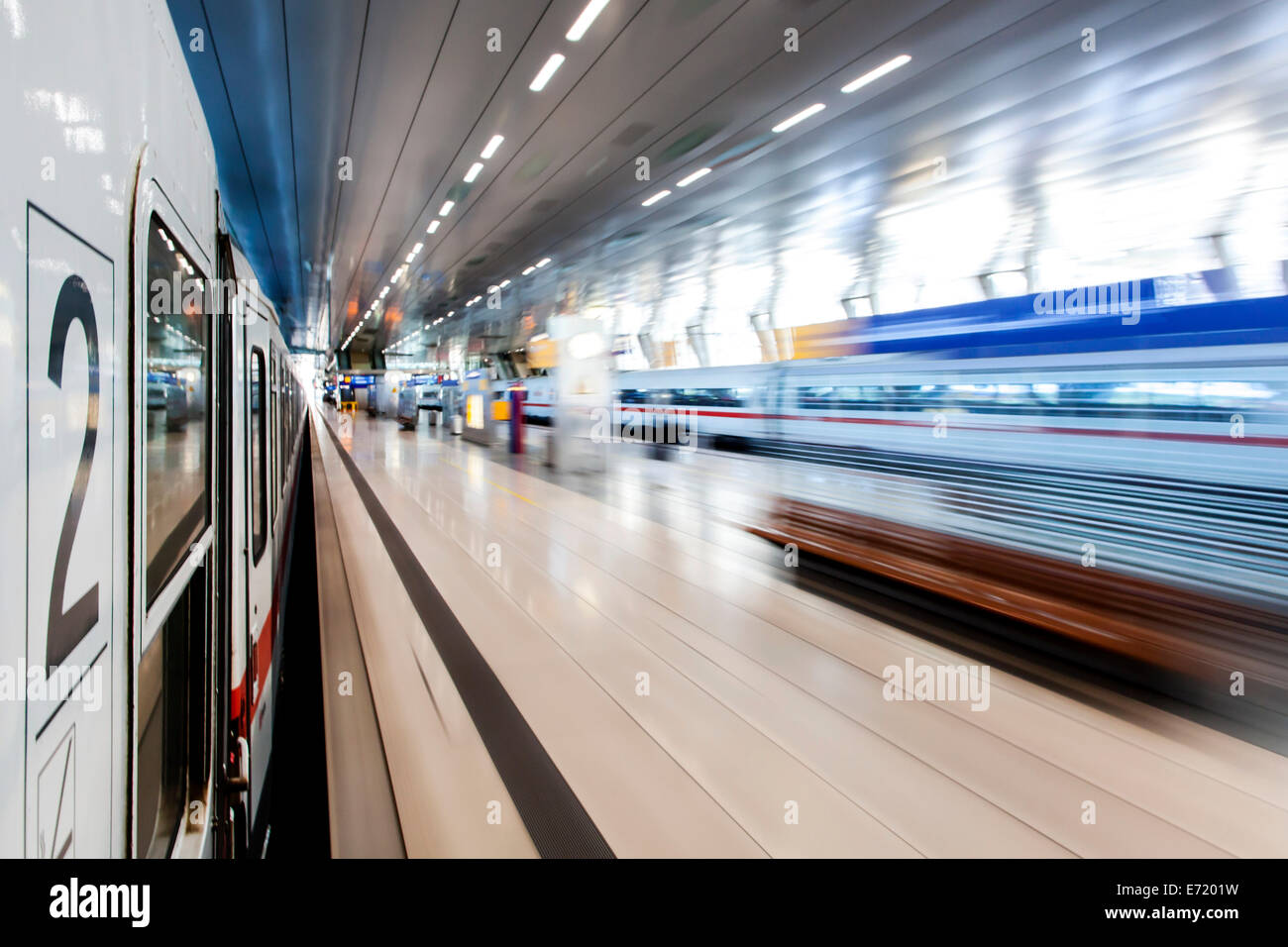 Trainieren Sie, Reisen durch den ICE-Fernbahnhof Bahnhof am Flughafen Frankfurt, Frankfurt Am Main, Hessen, Deutschland Stockfoto