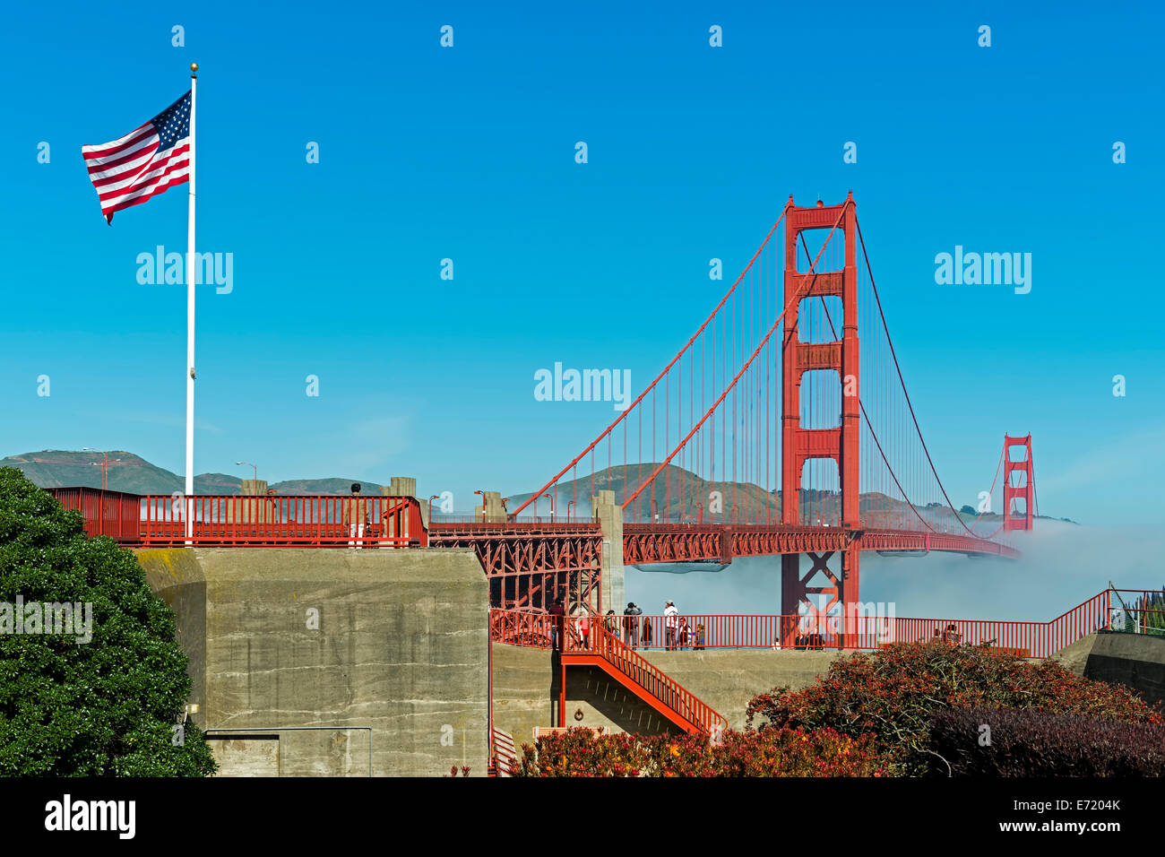 Golden Gate Bridge, eingehüllt in Nebel, San Francisco, Kalifornien Stockfoto