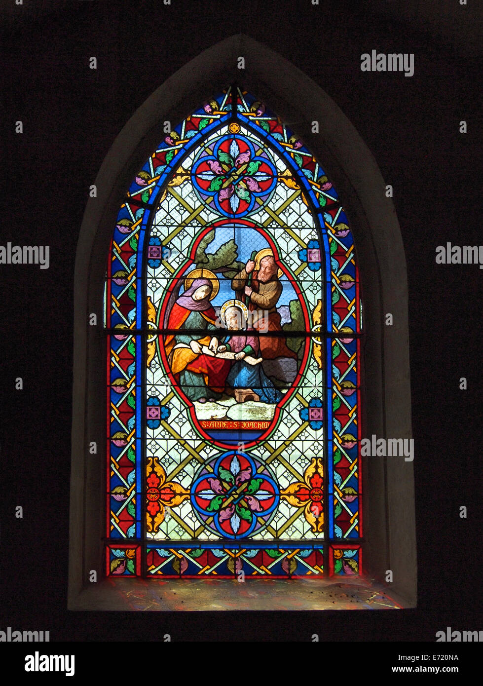 Heilige Anna Glasmalerei Fenster Darstellung und St. Joachim in einer Kirche in Chateau-Chalon, Region Jura, Frankreich Stockfoto