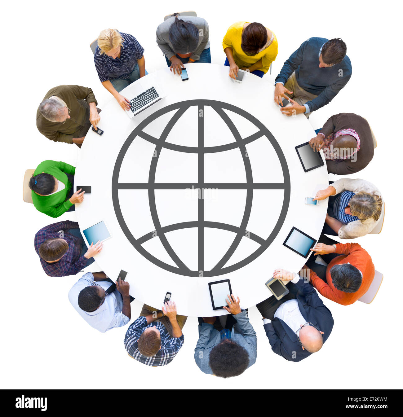Gruppe von Menschen, die mit digitalen Geräten mit weltweiten Symbol Stockfoto