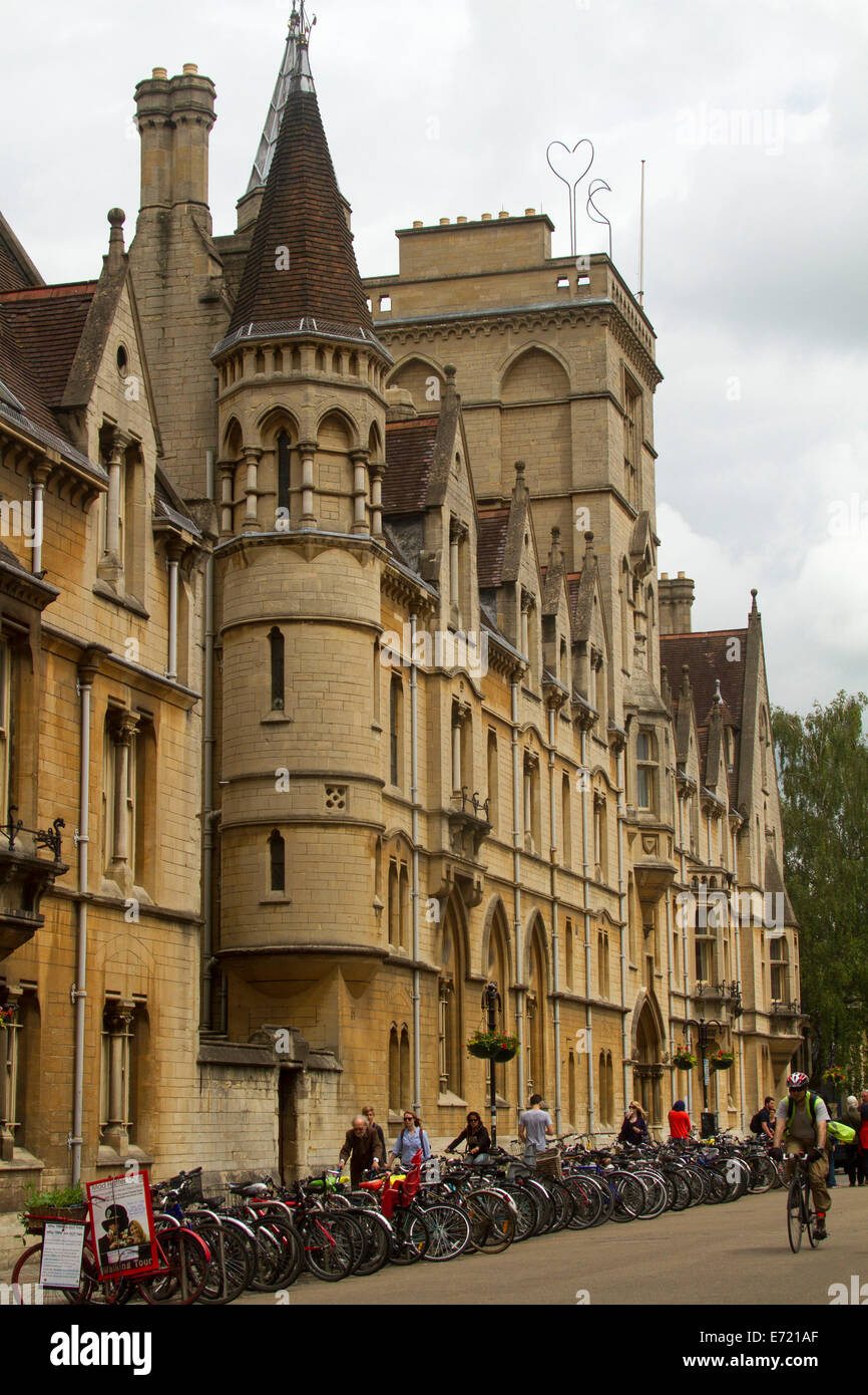 Verzierten und historischen Gebäude in Oxford, England mit Reihen von Fahrrädern, als beliebte Nahverkehr außerhalb geparkt Stockfoto