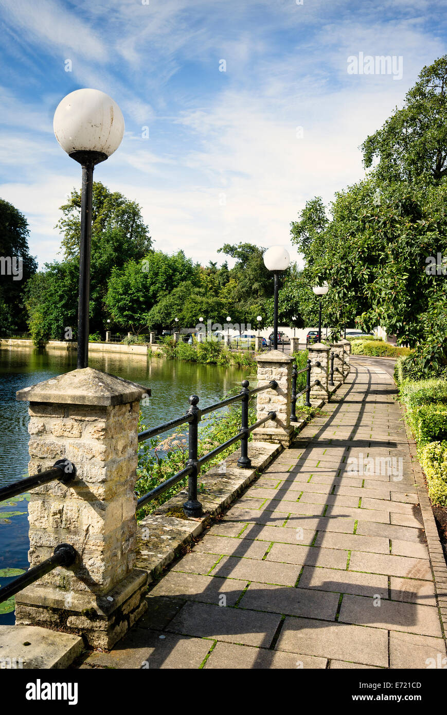 Fluss Avon und Uferpromenade in Chippenham, Wiltshire UK Stockfoto