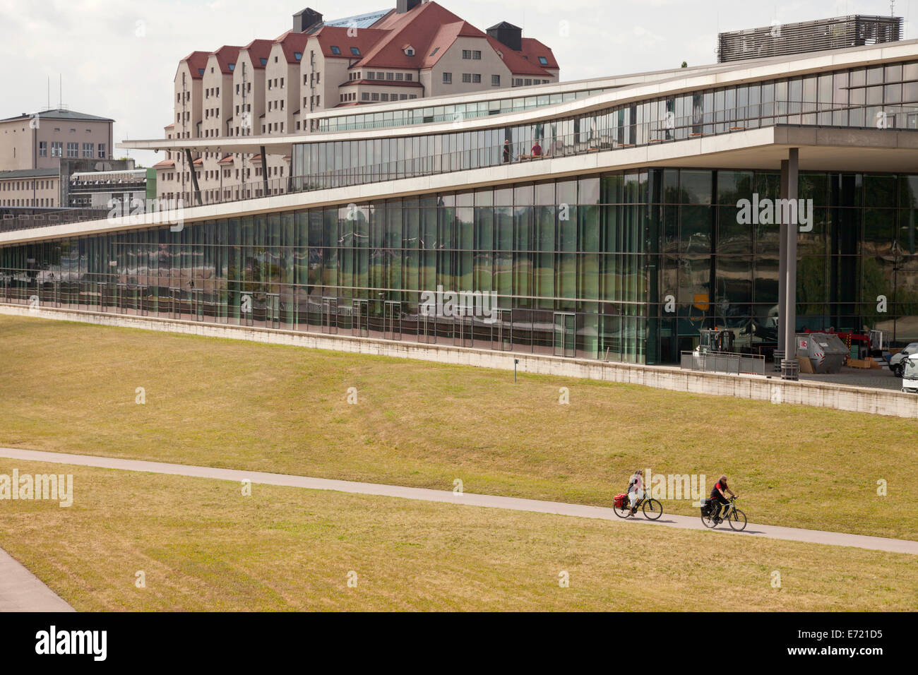 Radfahrer am Gebäude des Landtages des Freistaates Sachsen in Dresden, Sachsen, Deutschland, Europa Stockfoto