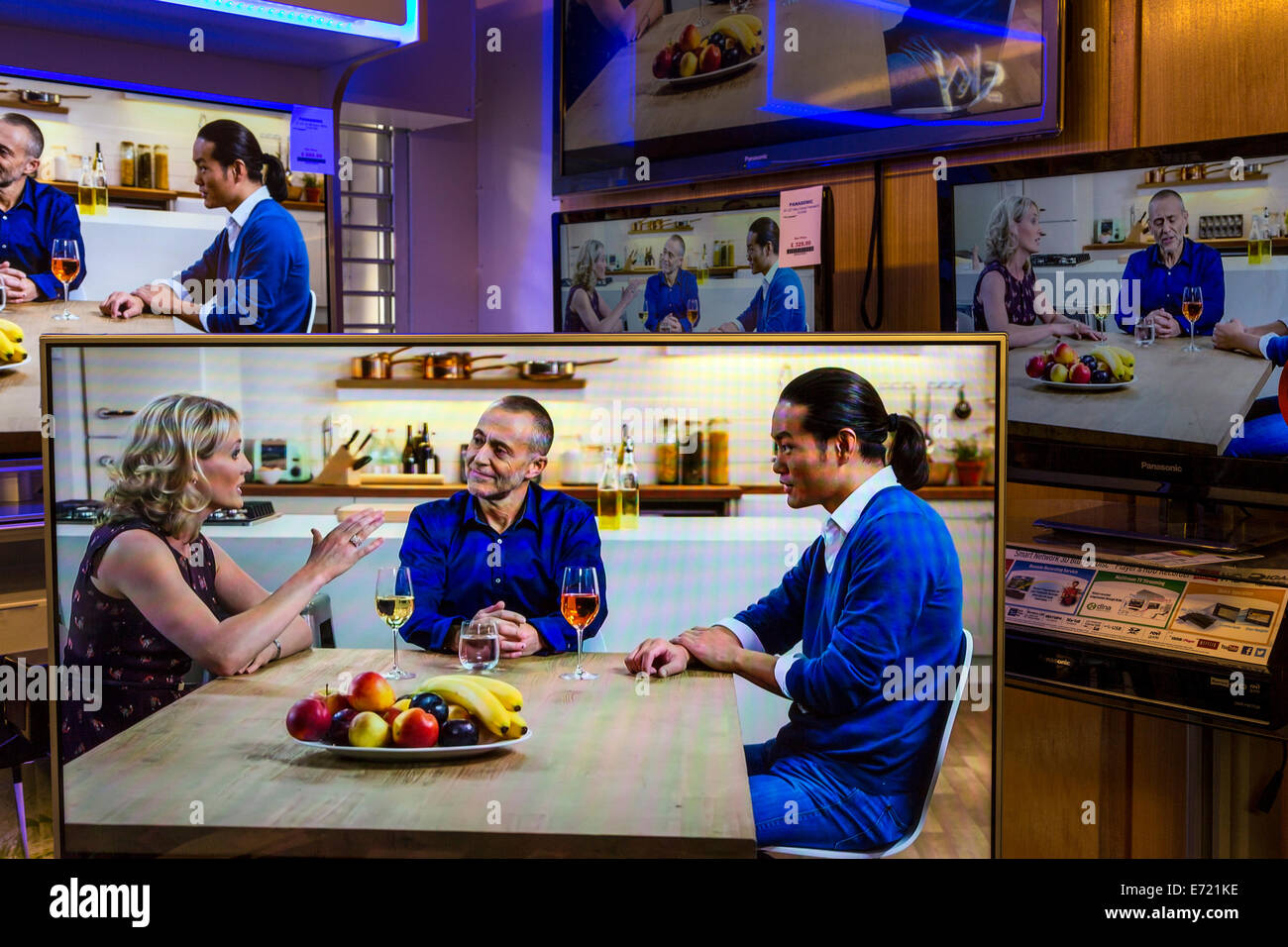 TV-Display in einem elektrischen Speicher in der Marktstadt Aylsham, Norfolk, Großbritannien. Stockfoto