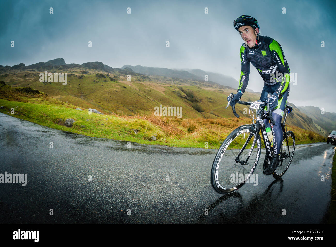 Radrennfahrer klettern die steilsten Abschnitt des Hardknott Passes im englischen Lake District. Stockfoto