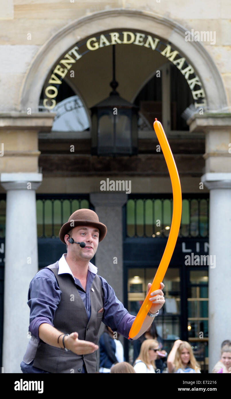 London, England, Vereinigtes Königreich. Straße Entertainer in Covent Garden - Ballon swallower Stockfoto