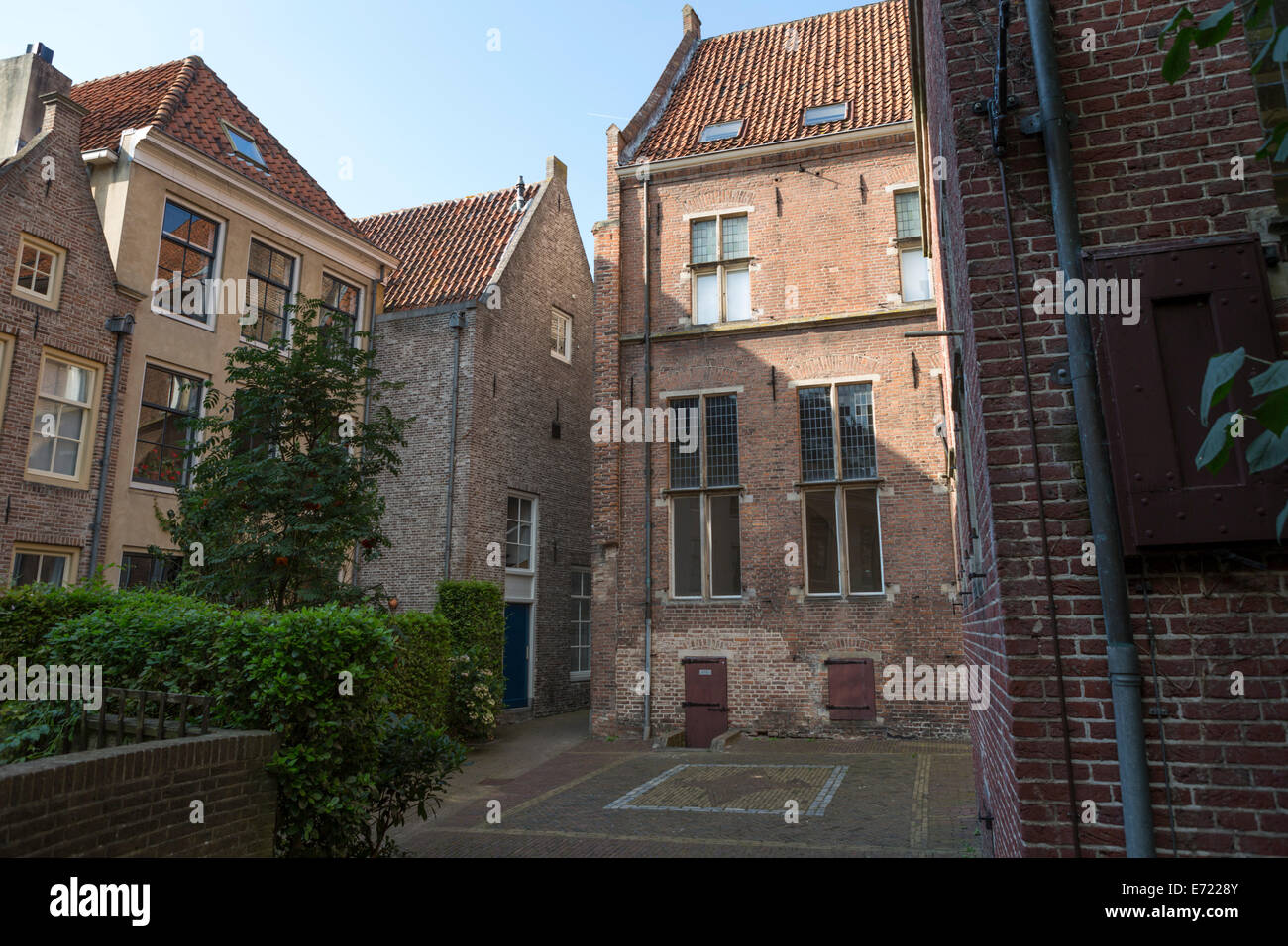 An einem ruhigen Ort mit alten Häusern mitten in Zwolle, eine Hansestadt in den Niederlanden (Provinz Overijssel) anzeigen Stockfoto