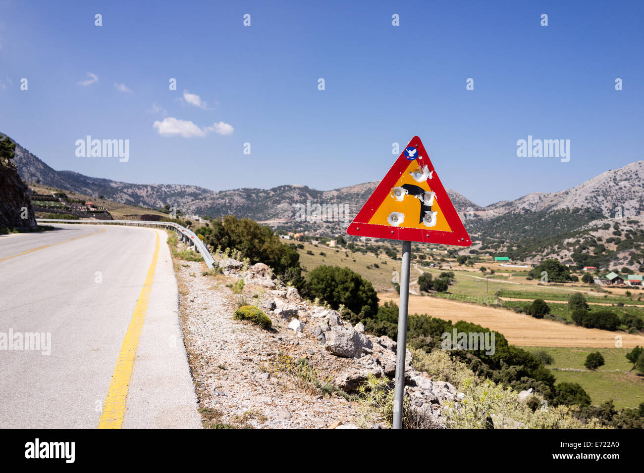 Verkehrszeichen auf Kreta Griechenland von den Griechen als Ziel für Schrotflinten und Gewehre verwendet Stockfoto