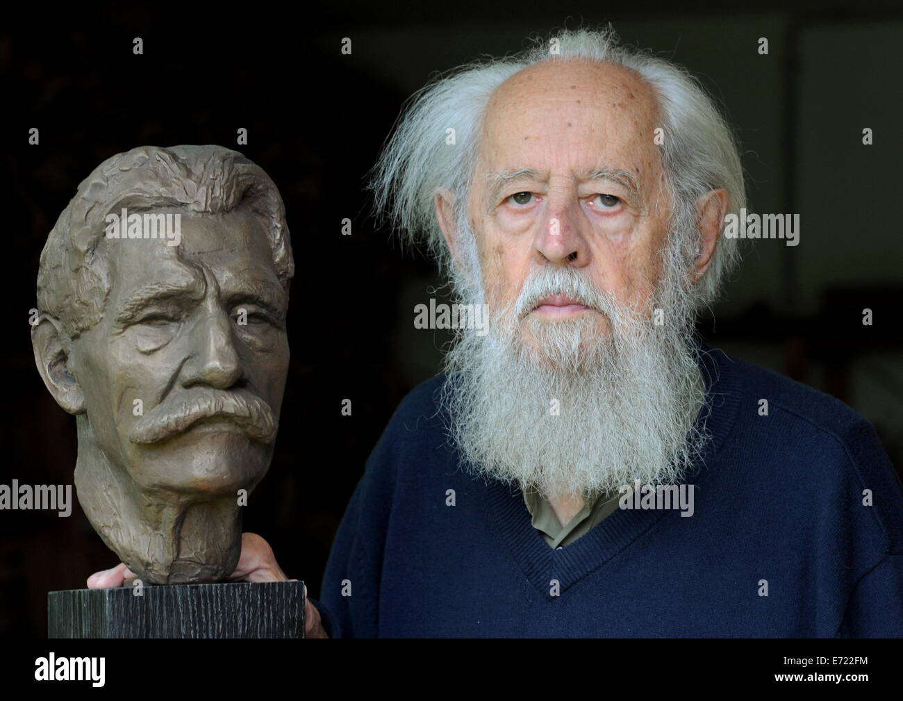 Deutscher Bildhauer Franz Gutmann, am 6. August 2014, in der Nähe eine Büste von Arzt Albert Schweitzer, selbst gemacht. Stockfoto