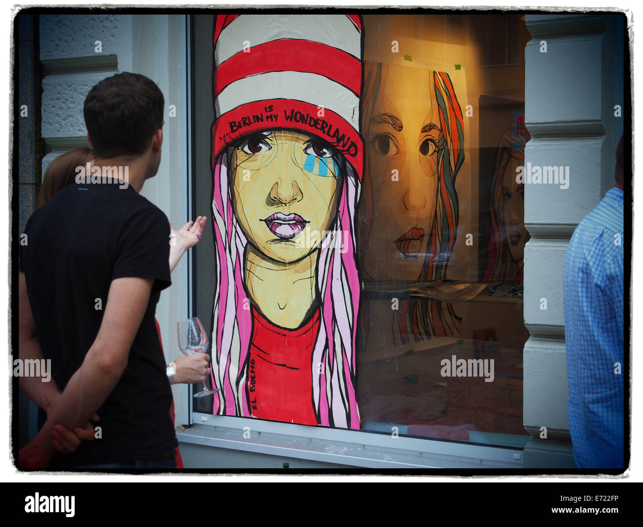 Besucher betrachten ein Gemälde von bekannten Berliner Streetart-Künstler "El Bocho" bei einem live-Painting Event in Berlin in der JR-Galerie, 7. Juli 2014. Foto: Wolfram Steinberg/Dpa für redaktionelle Verwendung nur obligatorische CREDIT ARTWORK von EL BOCHO Stockfoto