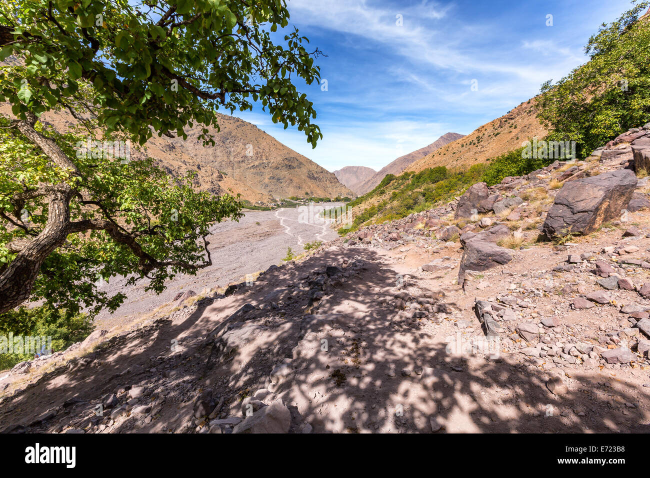 Ein Blick in Richtung Stadt Imlil, Atlasgebirge, Marokko, Afrika Stockfoto