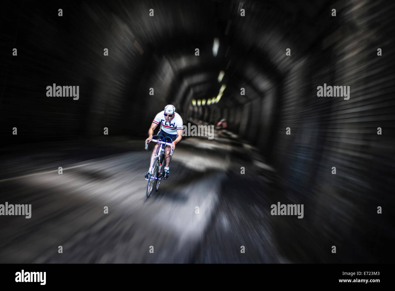 Beschleunigung durch den Tunnel an der Eroica Britannia Oldtimer-Rennen Stockfoto