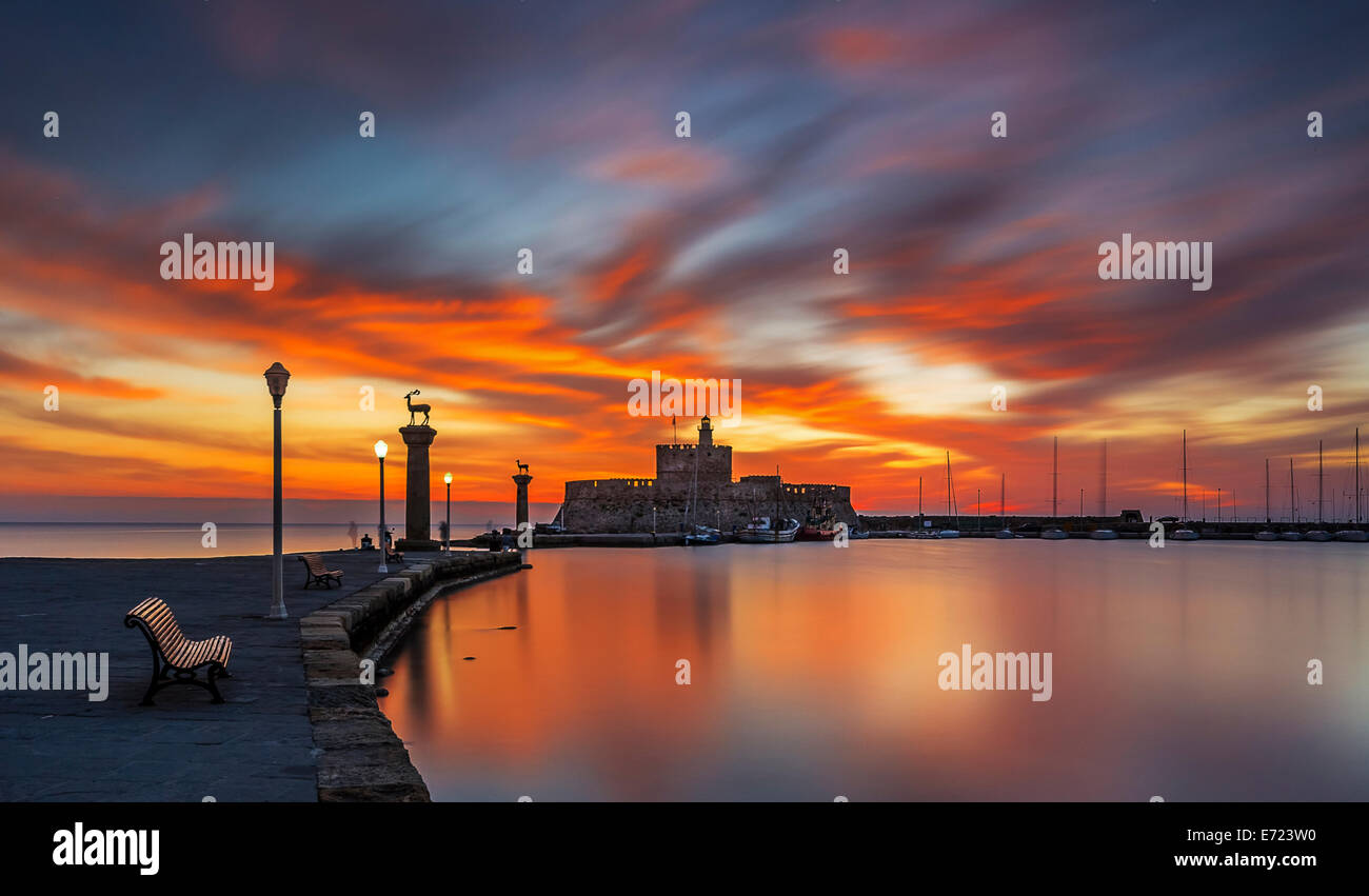 Sonnenaufgang in Saint Nicolas Leuchtturm im Mandraki-Hafen in Rhodos Insel Griechenland Stockfoto