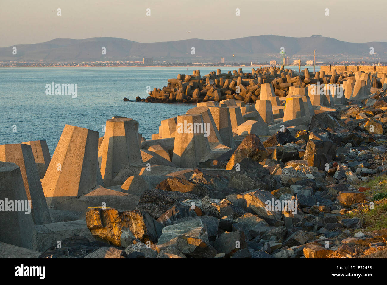 Wellenbrecher mit Betonblöcken am Victoria & Alfred Waterfront, Cape Town Stockfoto
