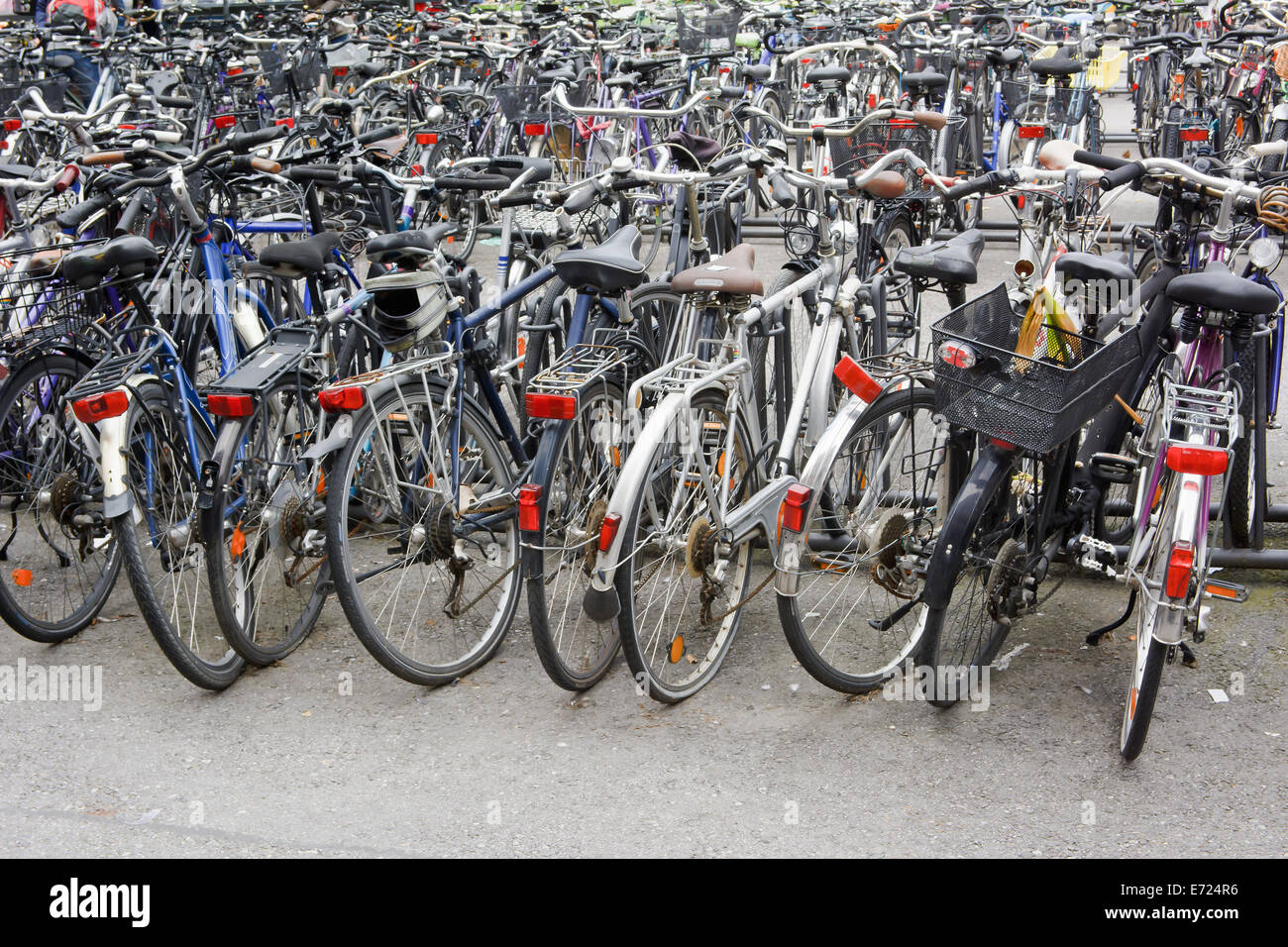 Geparkte Fahrräder als Symbol eines gesunden Lebensstils Stockfoto