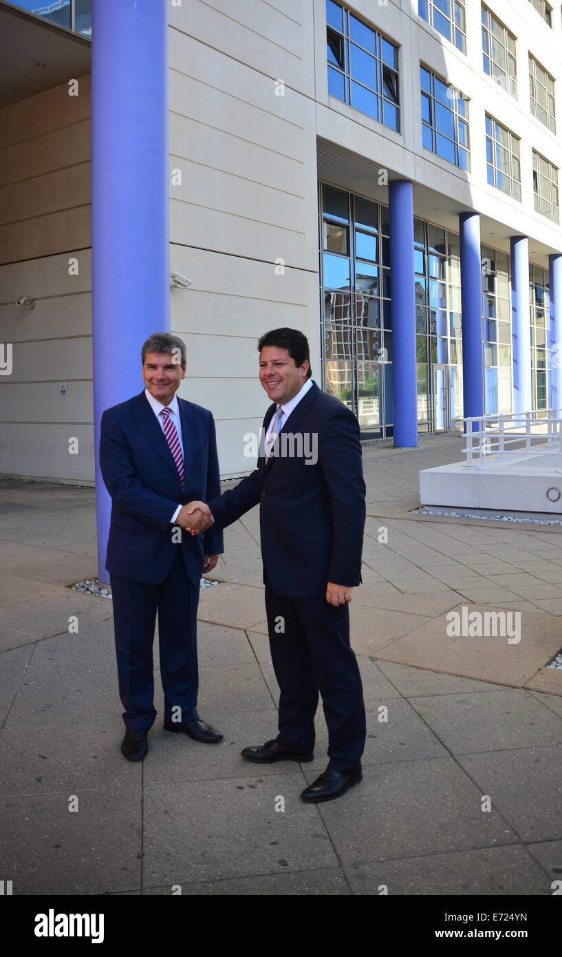 Gibraltar. 4. September 2014. Der Chief Minister von Gibraltar Fabian Picardo trafen sich heute mit dem Vorsitzenden der internationalen Bank Gibraltar und den Rest des Board of Directors bei Euroports Finanzministerium Sitzungssaal. Der Chief Minister war außerhalb des Gebäudes durch den Vorsitzenden erfüllt, bevor traf er mit dem Rest des Board Of Directors. Die Gibraltar International Bank wird voraussichtlich im dritten Quartal dieses Jahres eröffnet und werden vor Ort im Besitz Privatkundenbank in Gibraltar. Bildnachweis: Stephen Ignacio/Alamy Live-Nachrichten Stockfoto