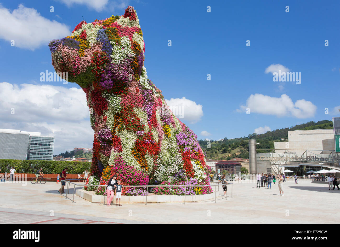 Jeff Koons riesige Welpen Skulptur außerhalb das Guggenheim Museum Bilbao. Stockfoto