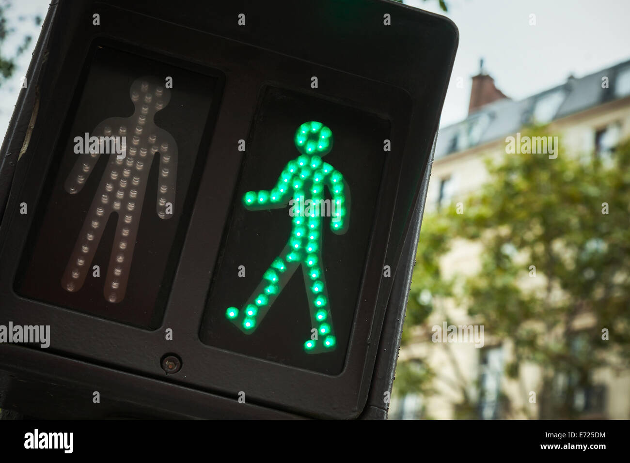 Fußgängerüberweg Ampeln zeigen grünes Signal zu gehen Stockfoto
