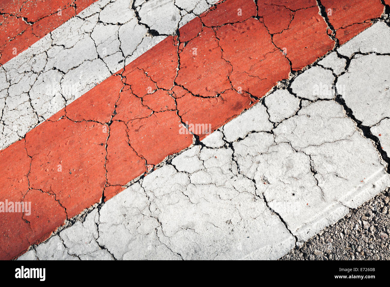 Fußgängerüberweg Straße markiert, rote weiße Linien auf asphalt Stockfoto