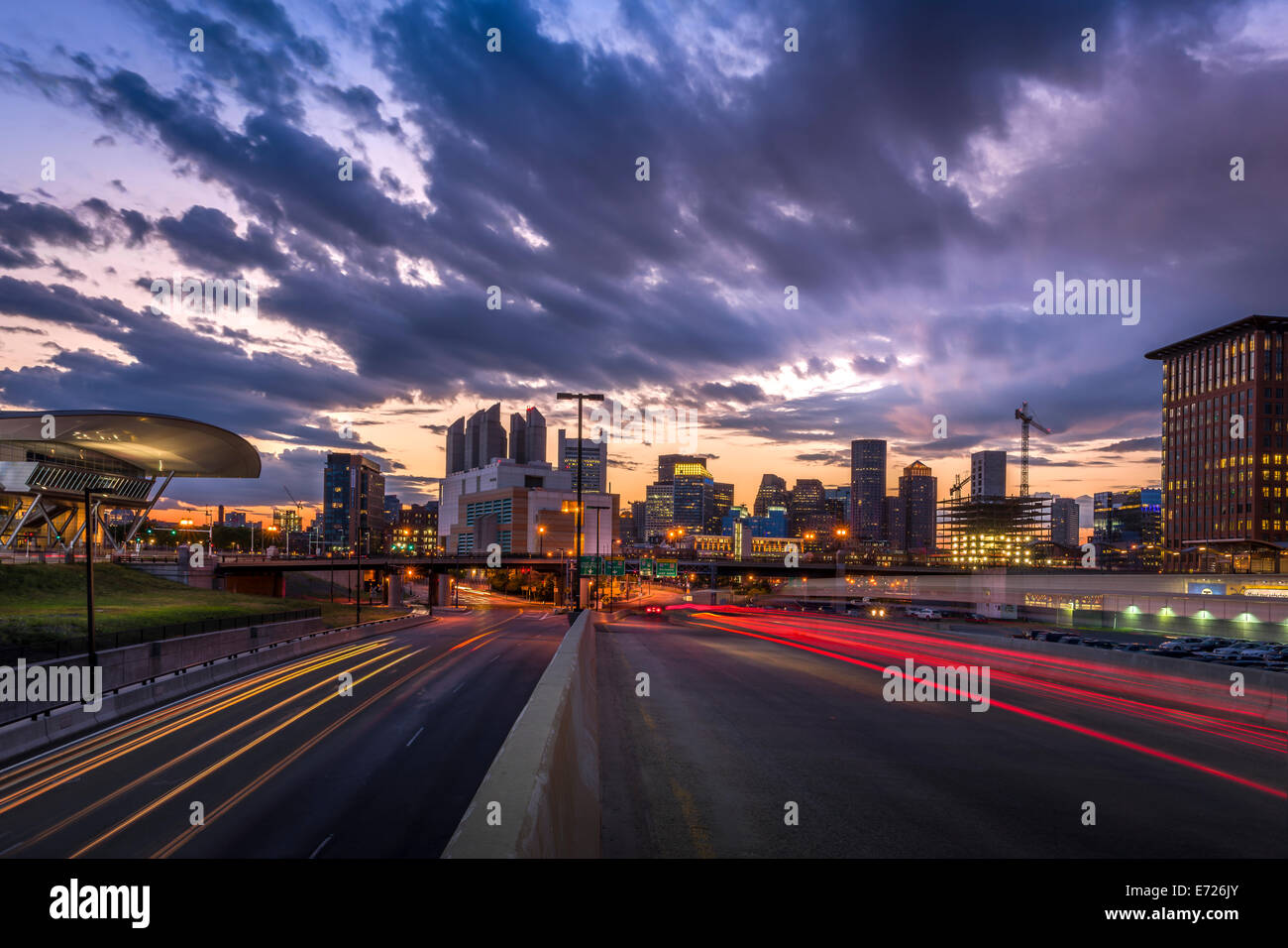 Verkehr Wanderwege Streifen vorbei Boston Convention & Exhibition Center, den Sonnenuntergang über der Hafen von Boston, Massa Stockfoto