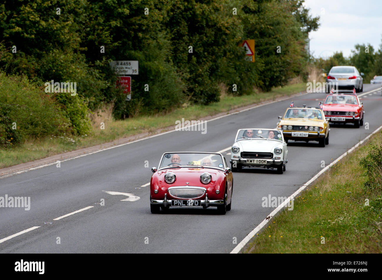 Ein Konvoi von Autos in der Coventry Festival von Autofahren historischen Fahrzeug Run. Stockfoto